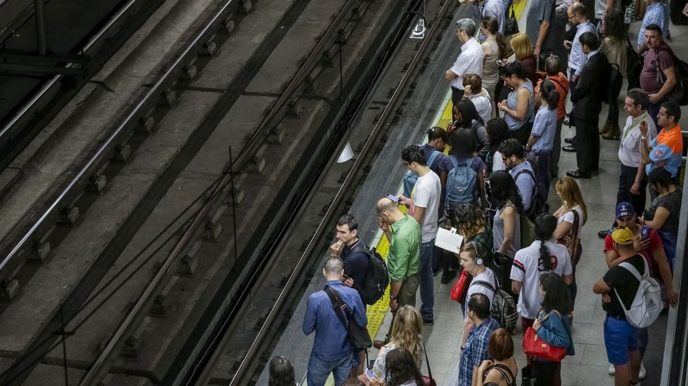 Foto: Imagen de archivo de una estación de Metro de Madrid con sus andenes llenos de usuarios. (Efe)