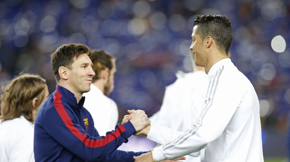 Foto: Cristiano Ronaldo y Messi se saludan antes de dar comienzo a 'el Clásico'.