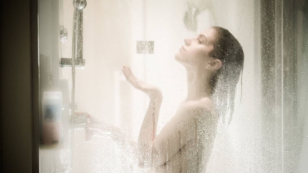 Foto: Lo españoles nos duchamos una media de 6,8 veces por semana. (iStock)